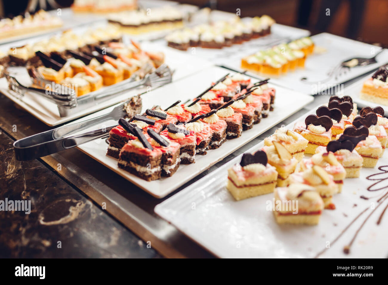 Assortiment de desserts frais affichés dans l'hôtel buffet. Variété de gâteaux en cantine prêt pour le dîner Banque D'Images