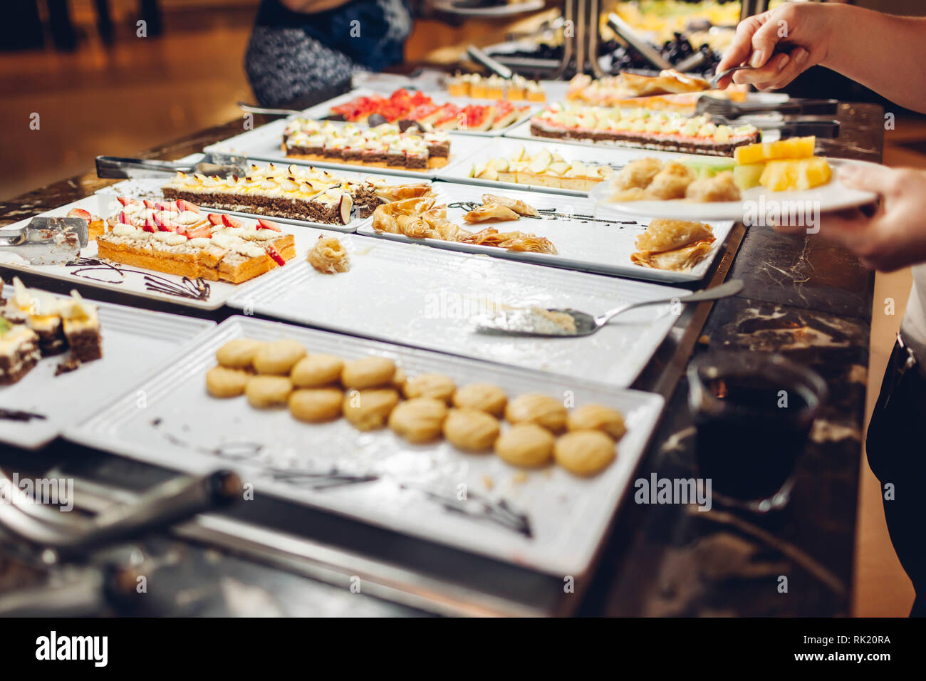 Assortiment de desserts frais affichés dans l'hôtel buffet. Variété de gâteaux en cantine prêt pour le dîner Banque D'Images