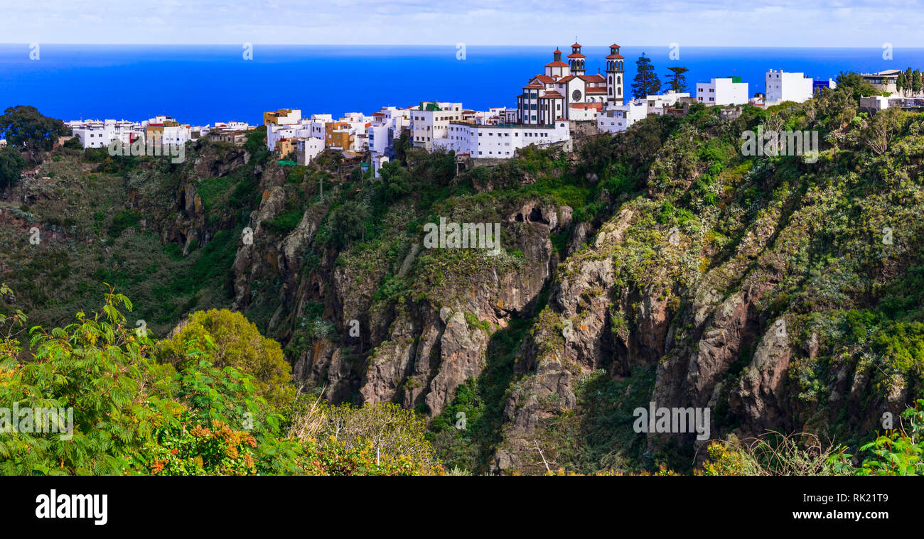 Moya impressionnant village,vue d'une falaise avec sa célèbre cathédrale, Gran Canaria, Espagne. Banque D'Images