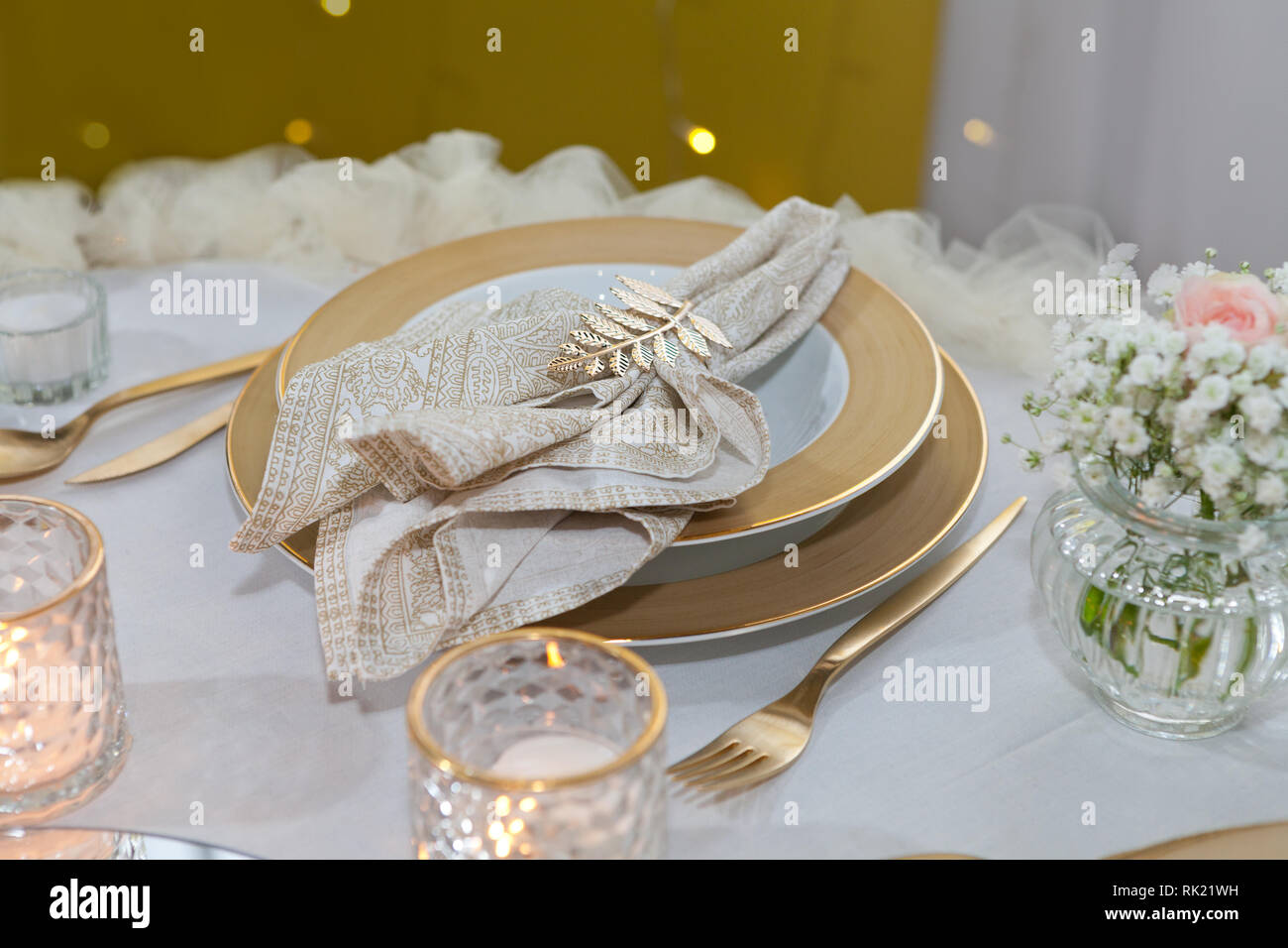 Porte-serviettes avec Golden olive branch, set de table pour une partie de  l'événement ou réception de mariage, le dîner de luxe table élégante Photo  Stock - Alamy