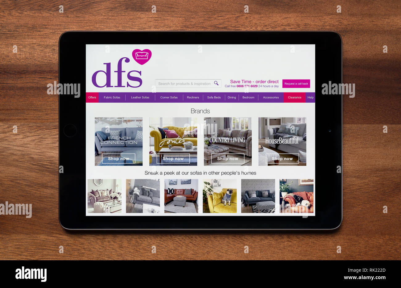 Le site internet de la dsv est vu sur une tablette iPad, qui repose sur une table en bois (usage éditorial uniquement). Banque D'Images