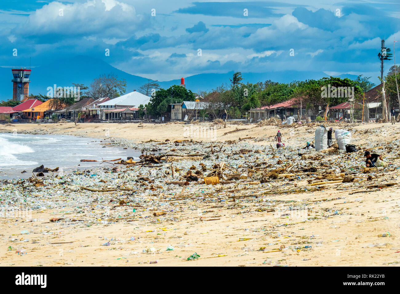 La pollution des bouteilles en plastique, des tasses, des pailles et autres détritus rejetés sur la plage de La Baie de Jimbaran, Bali Indonésie. Banque D'Images