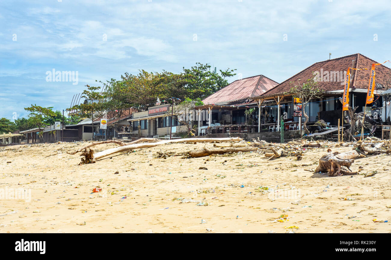 Rangée de restaurants de fruits de mer par jour à Jimbaran, Bali, Indonésie. Banque D'Images