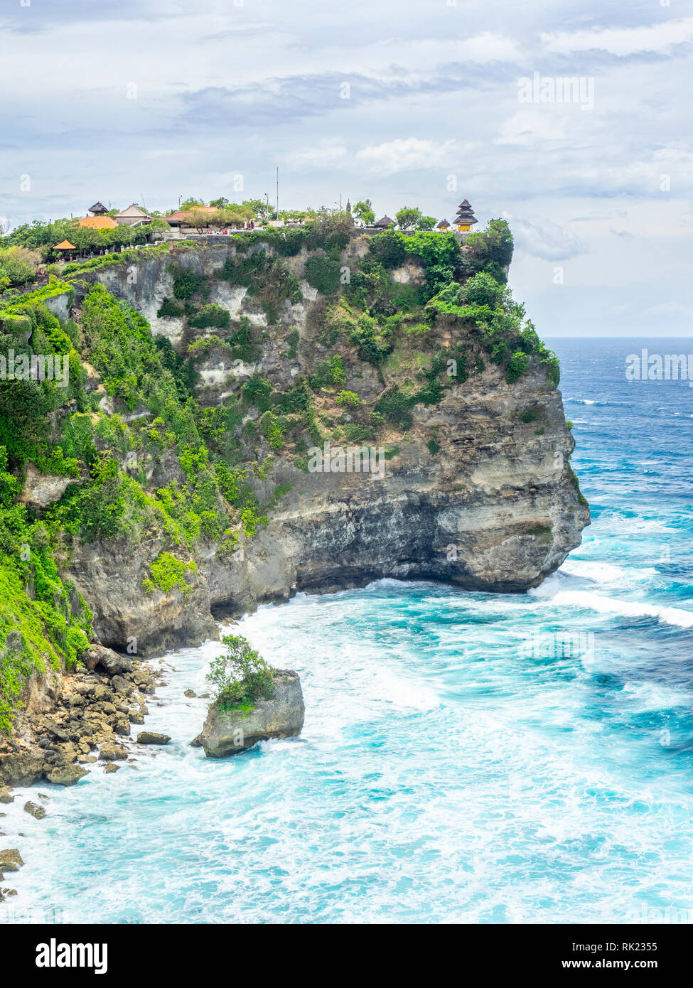 Une pagode du temple Uluwatu perché sur les falaises de la péninsule de Bukit Bali, Indonésie. Banque D'Images