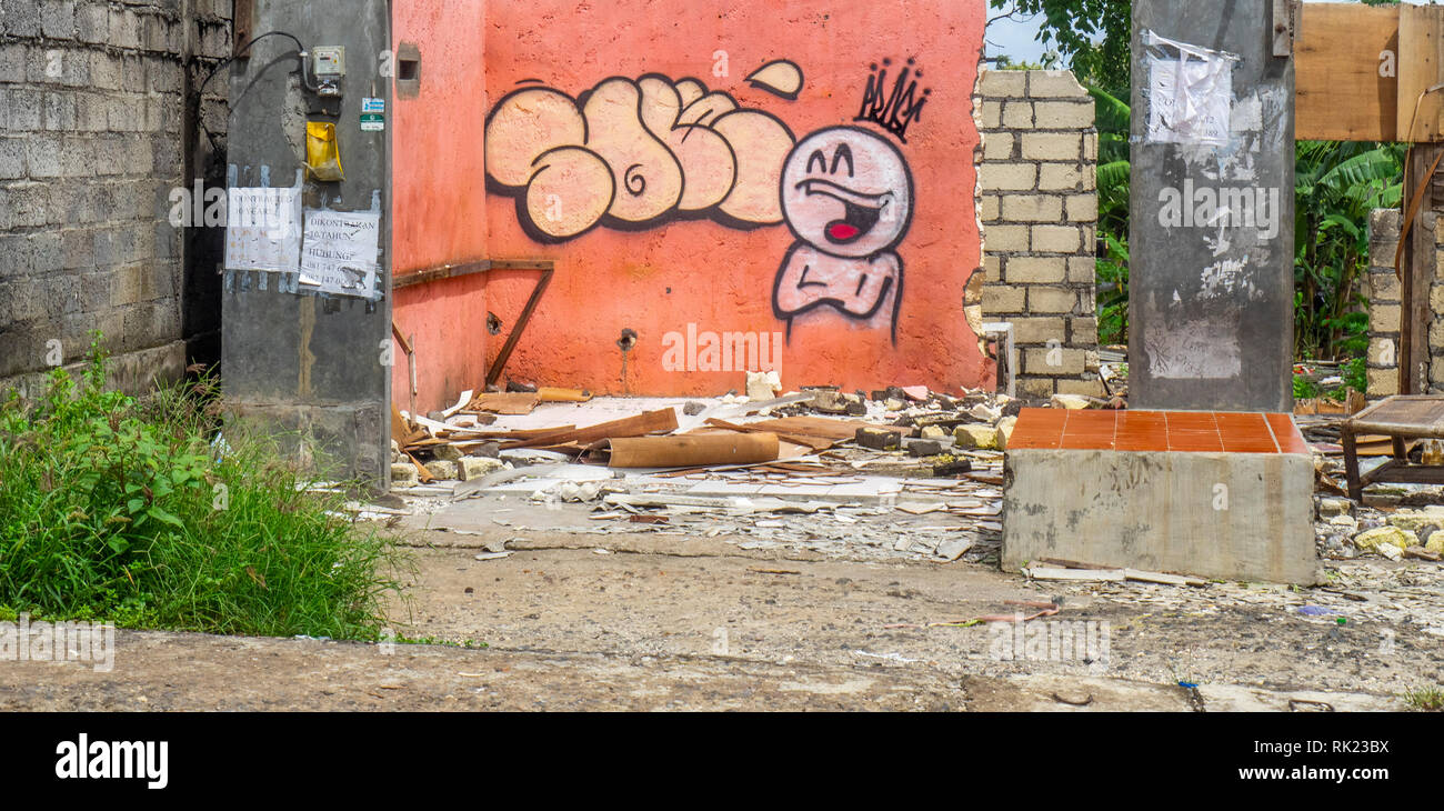 Graffiti sur un mur dans un bâtiment abandonné à Jimbaran, Bali Indonésie. Banque D'Images