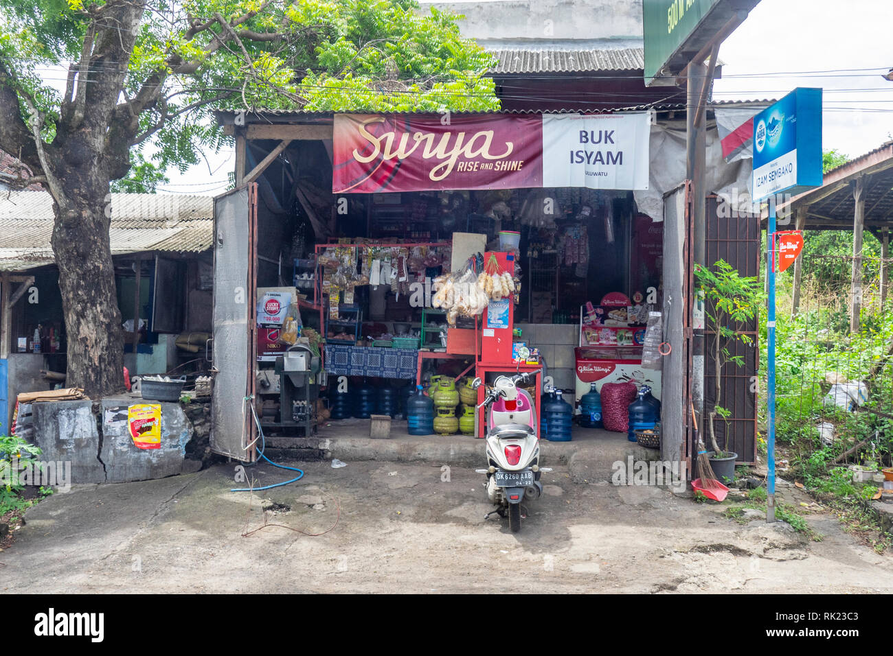 Un magasin général à Jimbaran, Bali, Indonésie. Banque D'Images