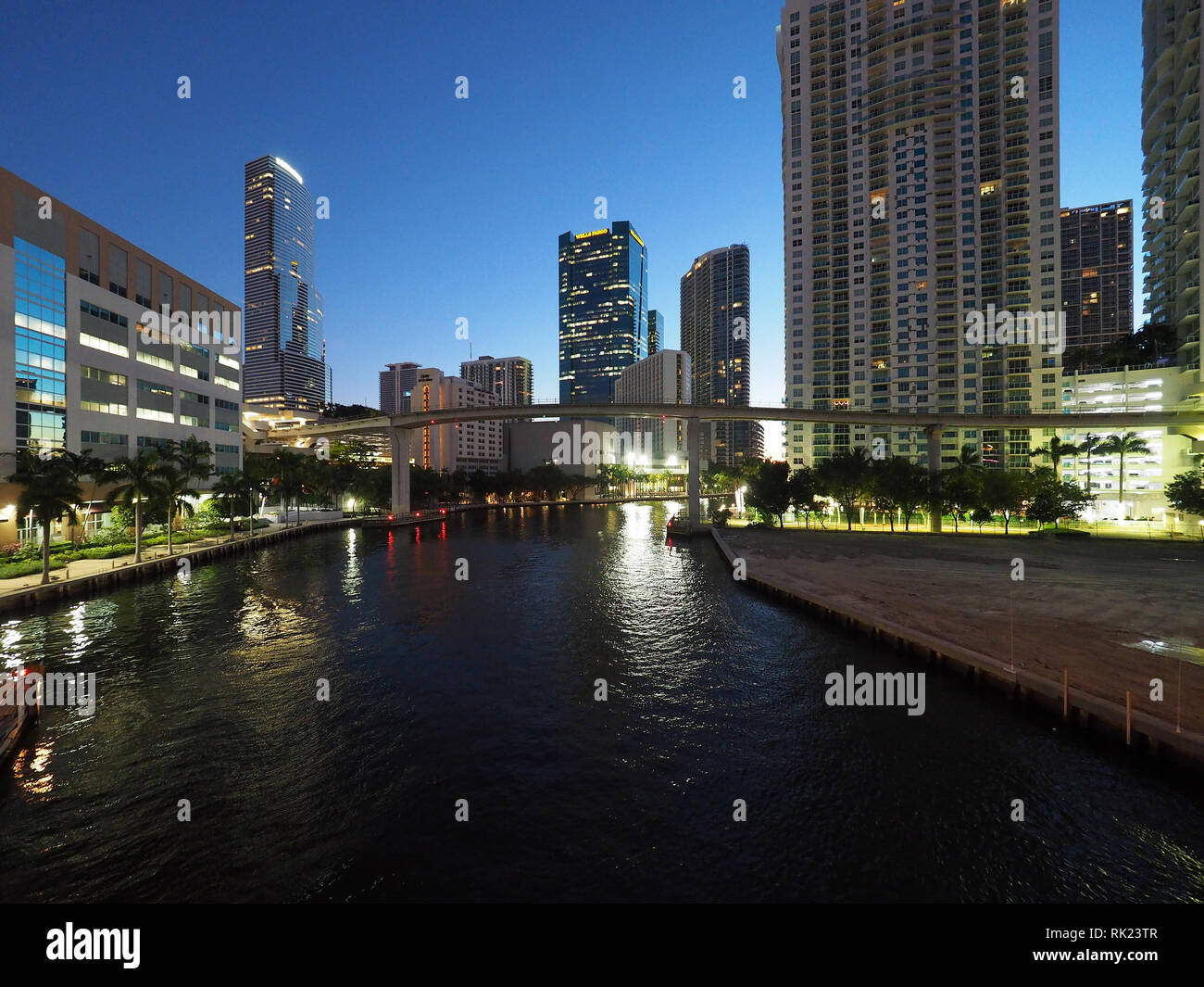 Miami, Floride 12-17-2018 La Miami River et la ville de Miami au lever du soleil sur un ciel sans nuages, claire journée d'hiver. Banque D'Images