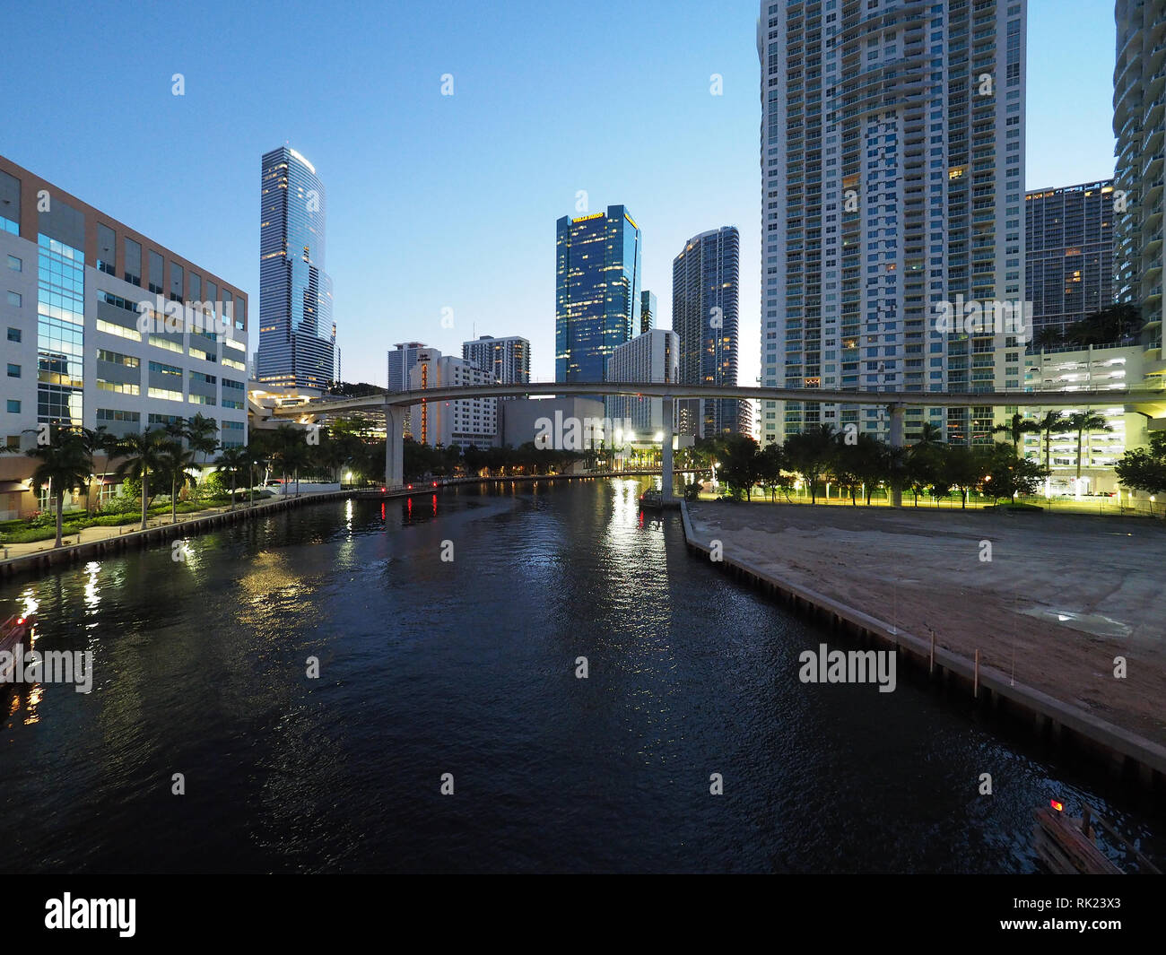 Miami, Floride 12-17-2018 La Miami River et la ville de Miami au lever du soleil sur un ciel sans nuages, claire journée d'hiver. Banque D'Images