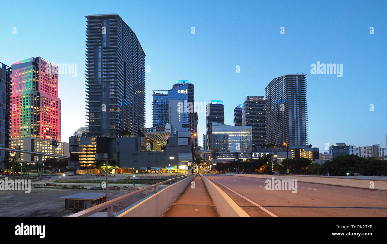 Miami, Floride 12-17-2018 Brickell Centre-ville du Sud Miami Avenue Bridge au lever du soleil sur un matin d'hiver clair et dégagé. Banque D'Images