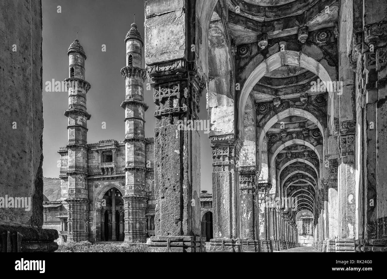 Pavagadh Champaner , , Gujarat , India-December 07, 2014-Vue de Jama Masjid Porte d'entrée le long avec Arch. Banque D'Images