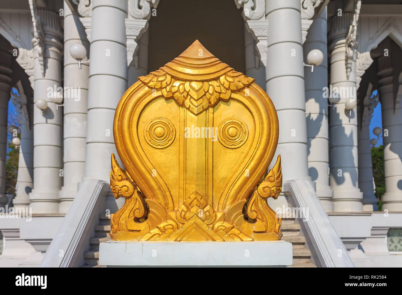 Bai sema la borne frontière ou bouddha pierre signe marquant l'espace sacré du Wat Kaew Korawaram Thai temple bouddhiste en Thaïlande Krabi Banque D'Images