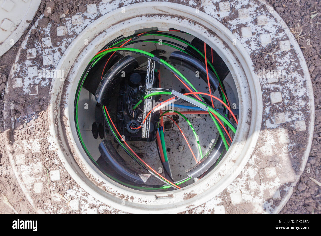 Construction de nouvelles communications de la vitesse rapide à internet fibre optique installée sous terre par les techniciens dans le cadre de cas et preuve de l'eau Banque D'Images