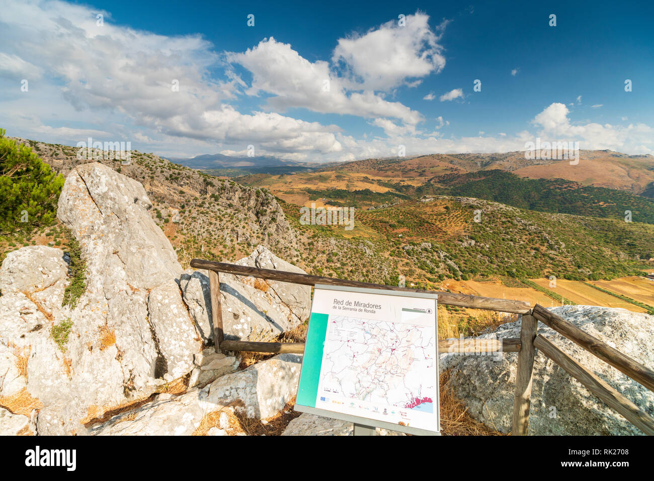 Mirador et randonnées pancarte dans le Parc National de Sierra de Grazalema, entouré de montagnes Serrania de Ronda, province de Malaga, Andalousie, Espagne Banque D'Images