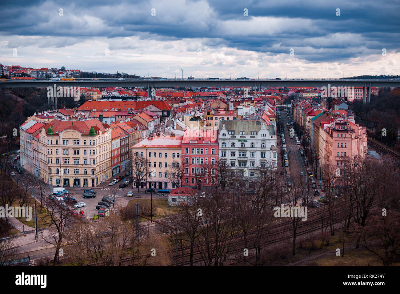 Vue sur les toits et maisons de Vysehrad à Prague. Ciel nuageux Banque D'Images