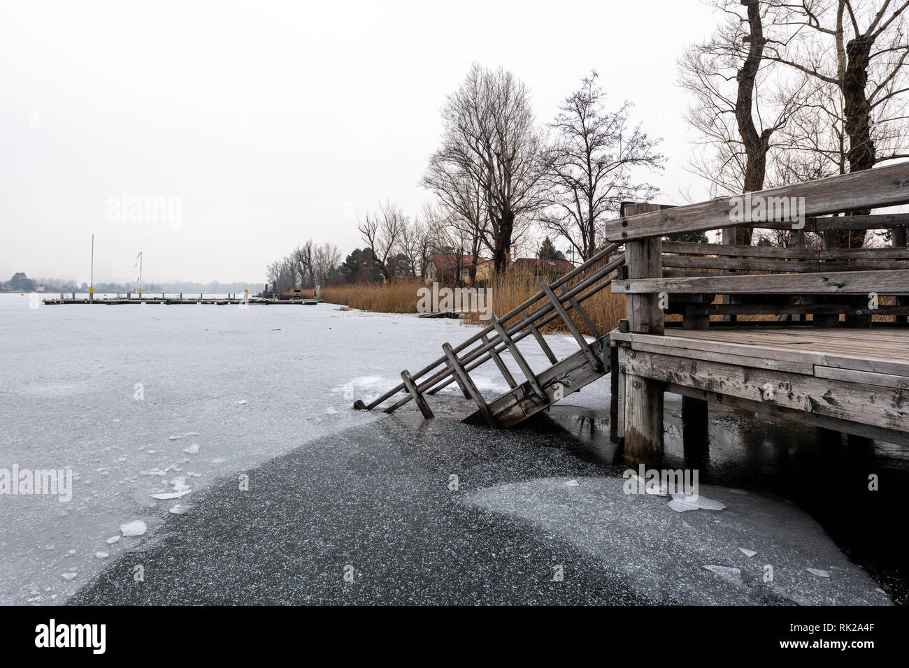 Un escalier en bois menant à un lac gelé (Alte Donau, Autriche Vienne) Banque D'Images