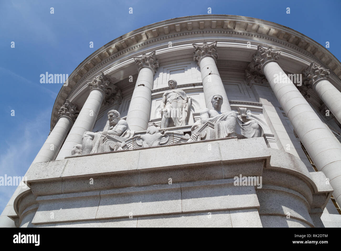 MADISON, WISCONSIN - 10 mai 2014 : Statues créé par Karl Bitter ornent l'extérieur de l'édifice de la capitale à Madison, WI le 10 mai 2014. Banque D'Images