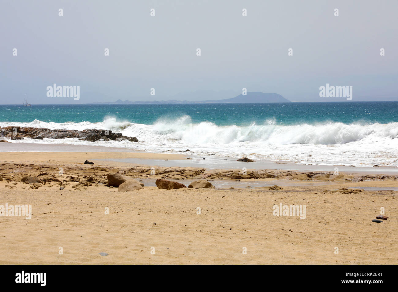 L'état de la mer à Playa las Cucharas à Fuerteventura Island sur l'arrière-plan, Costa Teguise, Lanzarote Banque D'Images