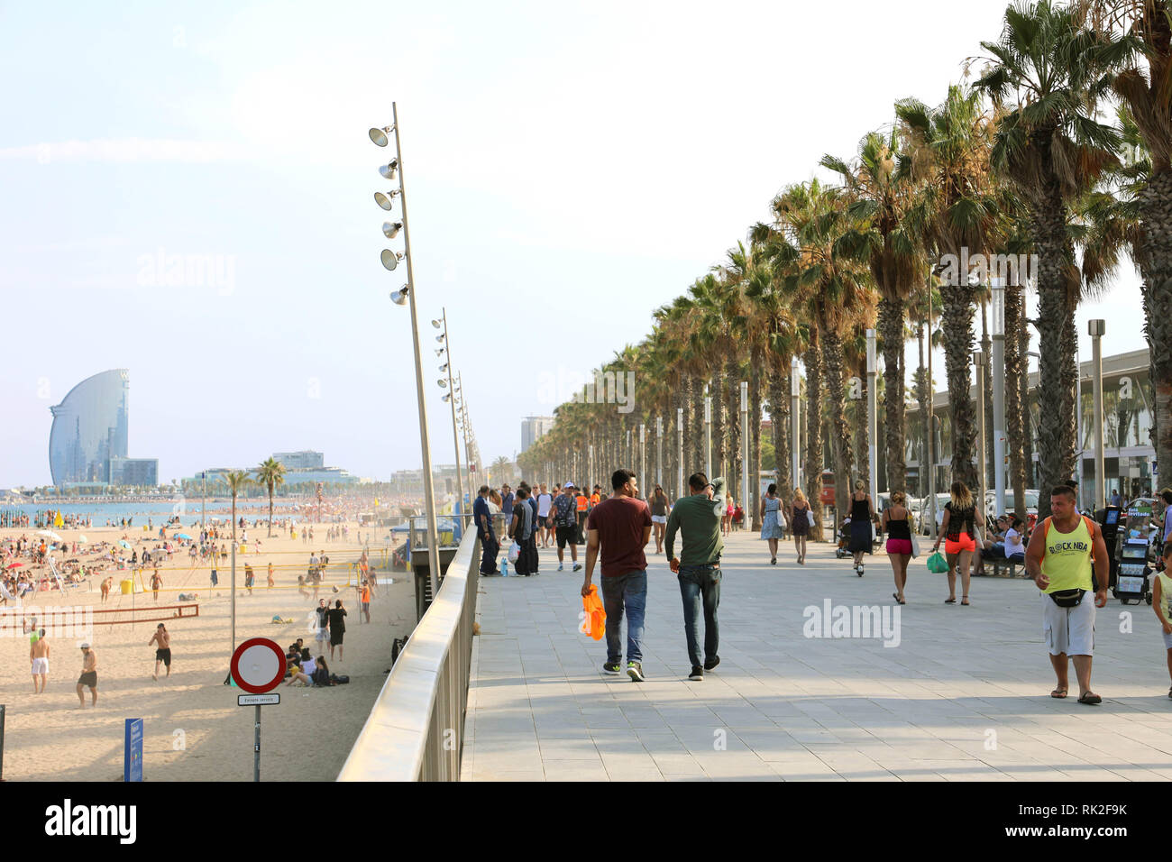 Barcelone, Espagne - 11 juillet 2018 : promenade de la plage de Barceloneta avec aux personnes bénéficiant d'une journée ensoleillée à Barcelone et hôtel W sur le contexte, la Catalogne, Spa Banque D'Images