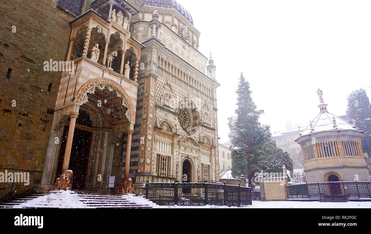 Cappella chapelle Colleoni à Piazza Duomo avec la neige, Bergamo, Italie Banque D'Images