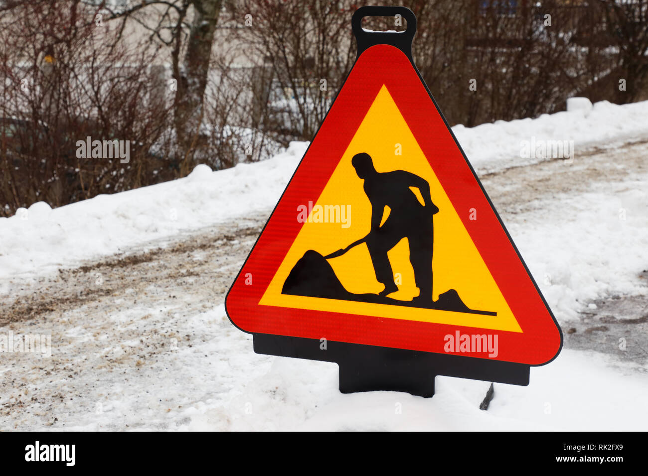 Travaux routiers panneau d'avertissement à une route de neige pendant la saison d'hiver. Banque D'Images