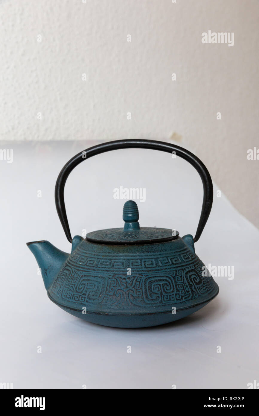 Chinois traditionnel bleu théière en fonte sur fond blanc Banque D'Images