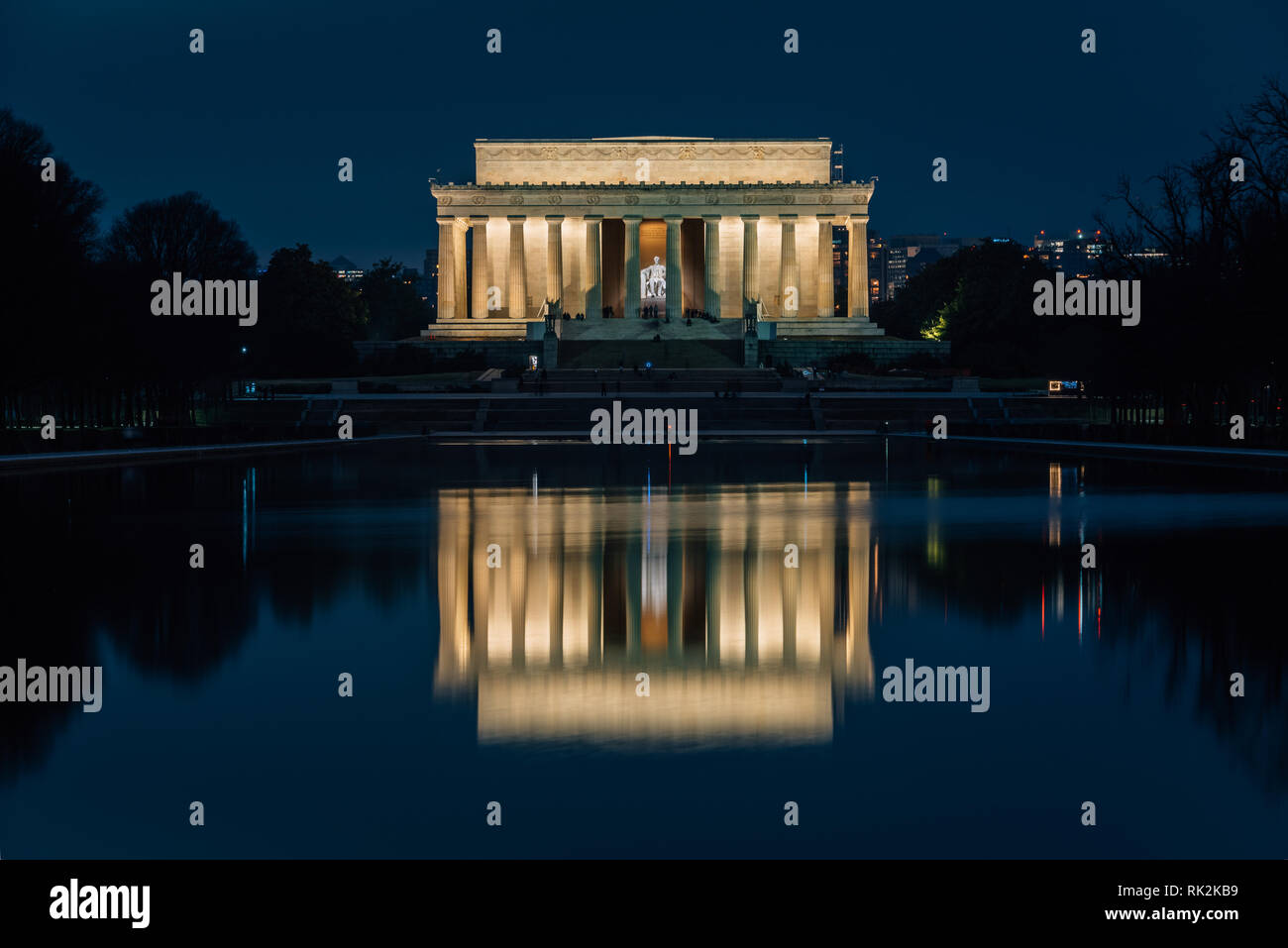 Le Lincoln Memorial et miroir d'eau la nuit, au National Mall à Washington, DC Banque D'Images
