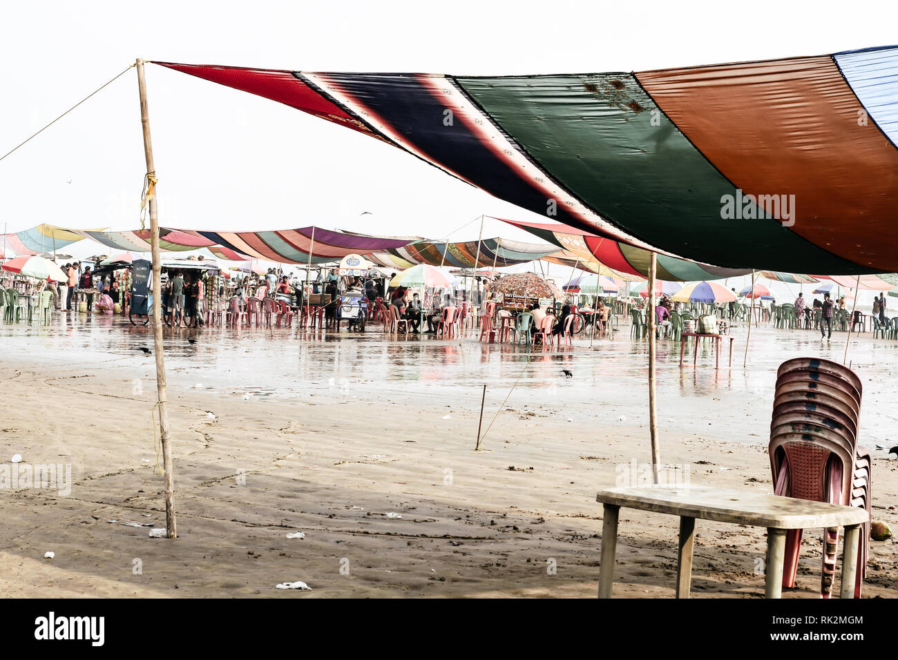 Plage de Versova, Mumbai, Inde 10 Jan 2019 : marché de la plage bondée de touristes et de vendeurs dans le festival du Nouvel an au cours de la pollution de l'eau, cause d Banque D'Images