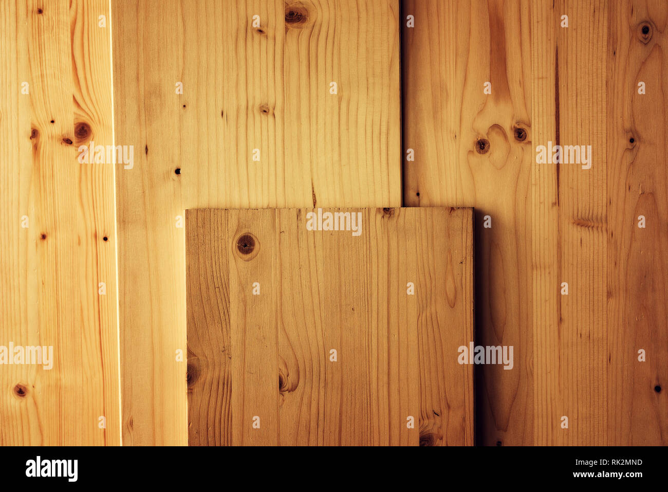 Planches de bois de pin que la menuiserie, menuiserie planches empilés dans l'atelier comme arrière-plan Banque D'Images