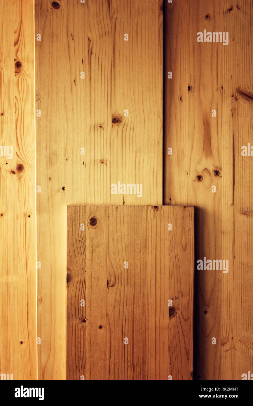 Planches de bois de pin que la menuiserie, menuiserie planches empilés dans l'atelier comme arrière-plan Banque D'Images