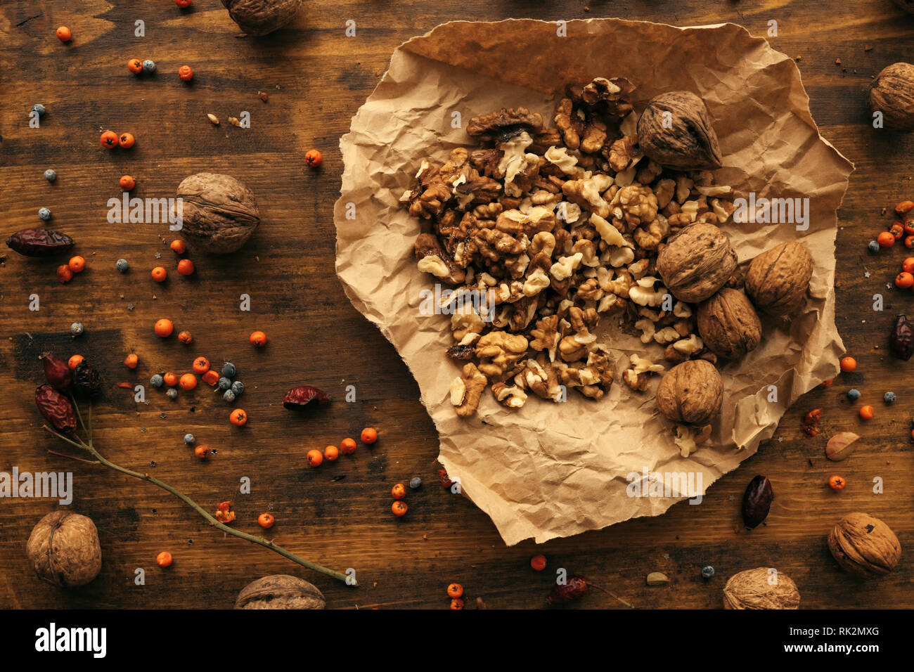 Les cerneaux de noix en vue de dessus de papier froissé Banque D'Images