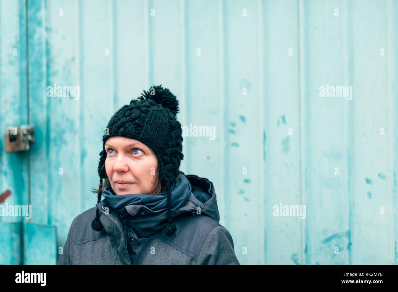 Portrait de la rue belle casual caucasian woman adultes en milieu urbain sur l'après-midi d'hiver froid environnant, selective focus Banque D'Images