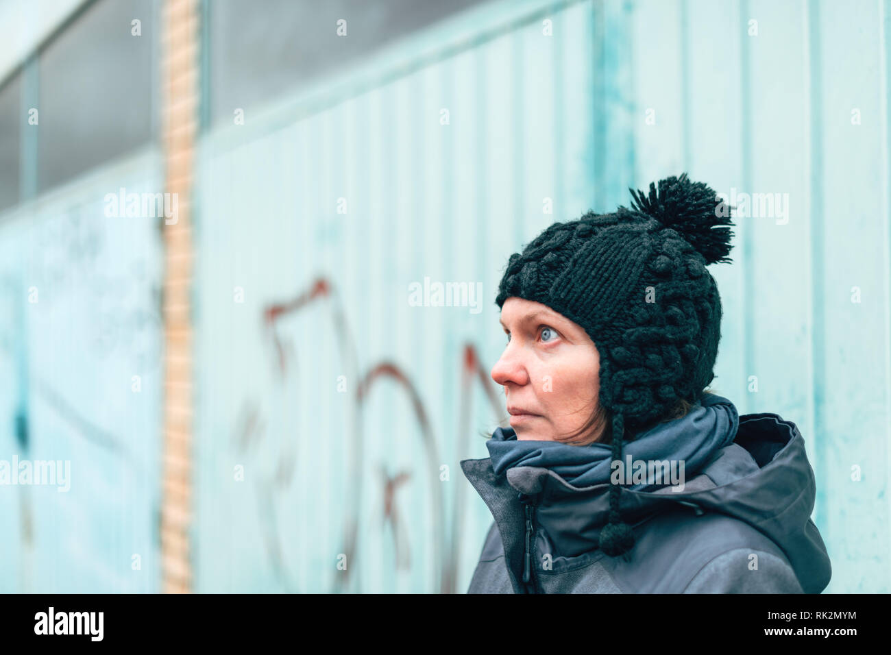 Portrait de la rue belle casual caucasian woman adultes en milieu urbain sur l'après-midi d'hiver froid environnant, selective focus Banque D'Images