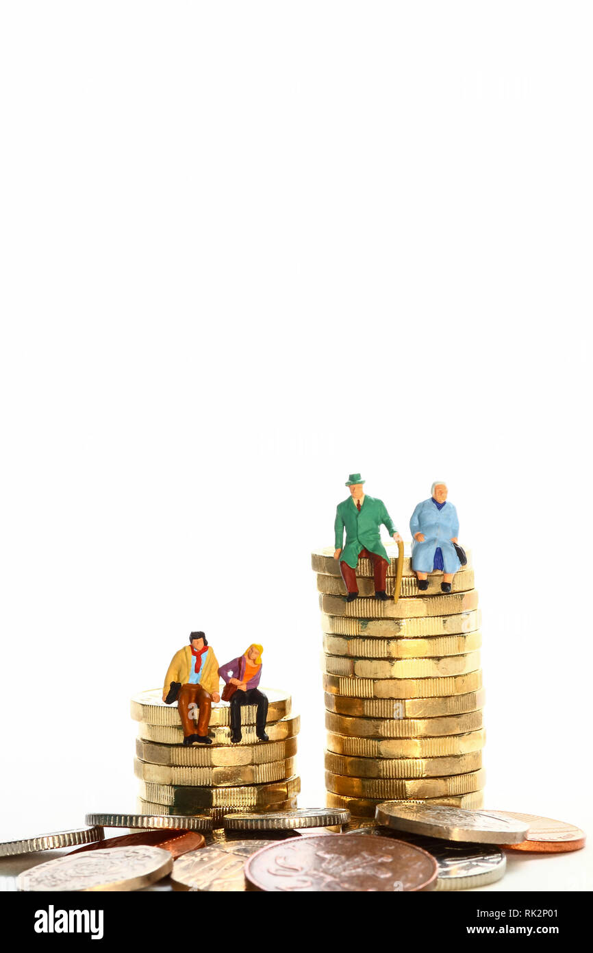 Image conceptuelle diorama d'une figure miniature à la retraite couple et un jeune couple s'est assis sur une pile de pièces de livre Banque D'Images