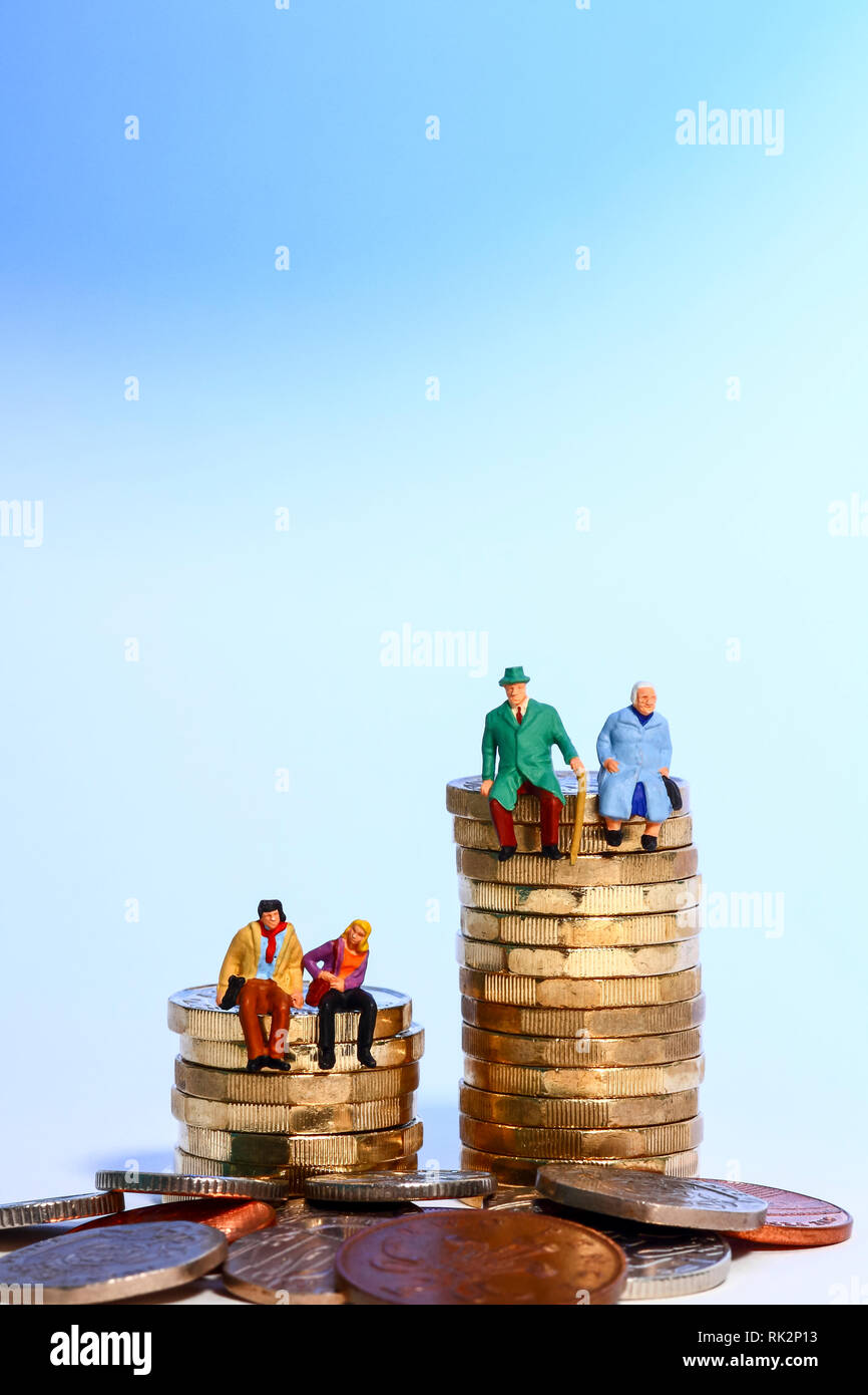 Image conceptuelle diorama d'une figure miniature à la retraite couple et un jeune couple s'est assis sur une pile de pièces de livre Banque D'Images