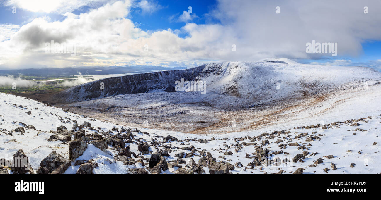 La neige sur les montagnes de Sliabh mis sur la péninsule de Dingle, dans le comté de Kerry, Irlande Banque D'Images