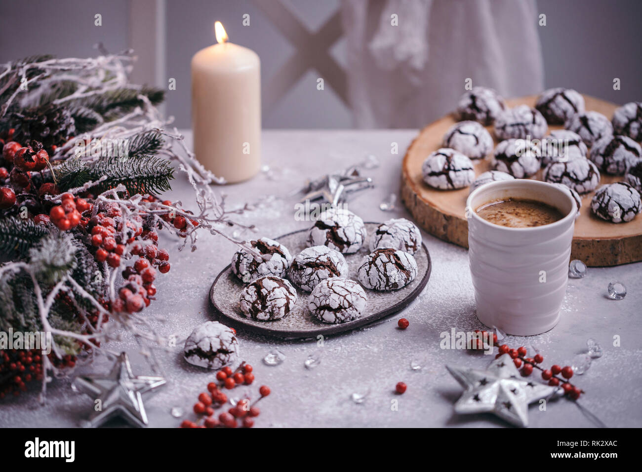 Crinkle cookies au chocolat servi sur une plaque en céramique dans le style de Noël Banque D'Images