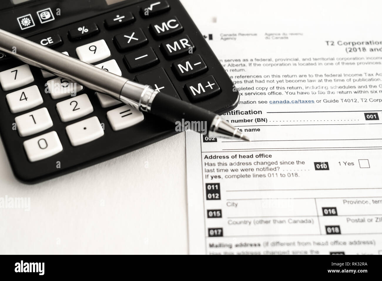 L'impôt T2 formulaire de retour avec la calculatrice pour calculer l'impôt de l'entreprise Banque D'Images