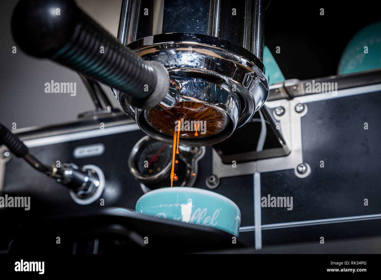 Un tir de l'espresso est versé, close-up Banque D'Images