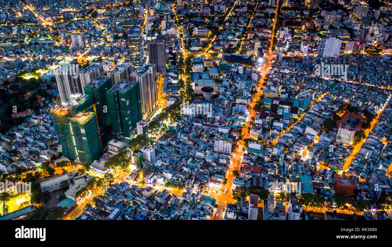 Vue aérienne de Ho Chi Minh Ville ou Saigon au Vietnam, nuit Banque D'Images
