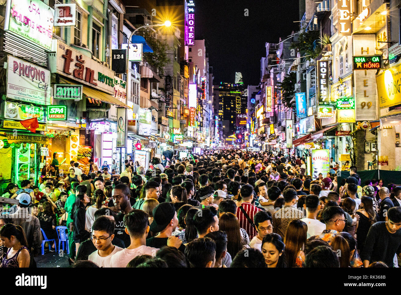 Vie nocturne zone de Pham Ngu Lao ou Pho Tay, Ho Chi Minh Ville ou Saigon, Vietnam Banque D'Images