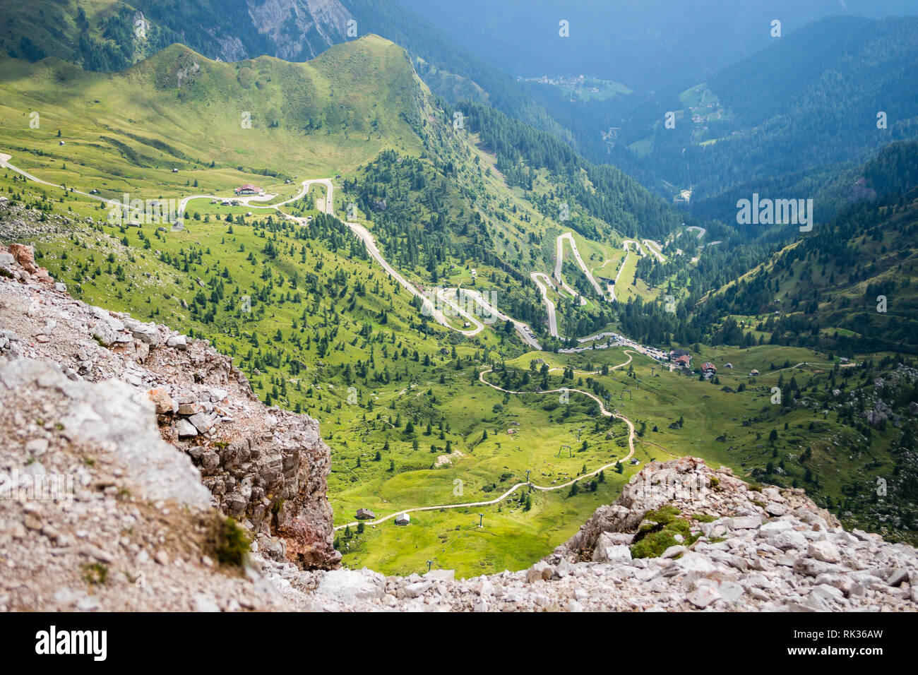 Vue aérienne d'une liquidation, sinueux, traversant la haute route alpine de Passo di Giau, Dolomites, dans le Tyrol du Sud, Italie, au cours d'une chaude journée d'été, vues du Ave Banque D'Images
