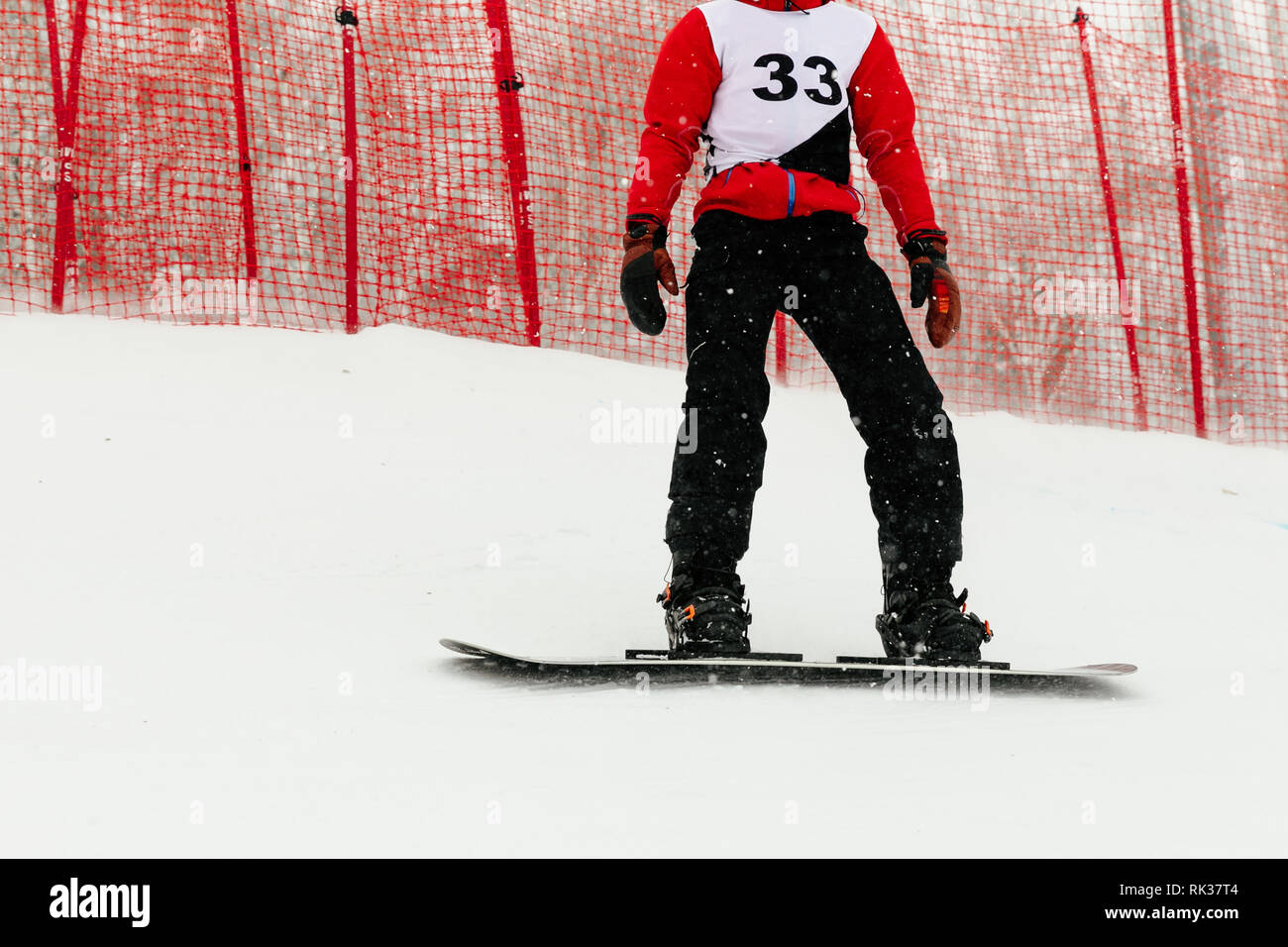 Snowboarder athlète équestre sur la voie de la planche à la concurrence Banque D'Images