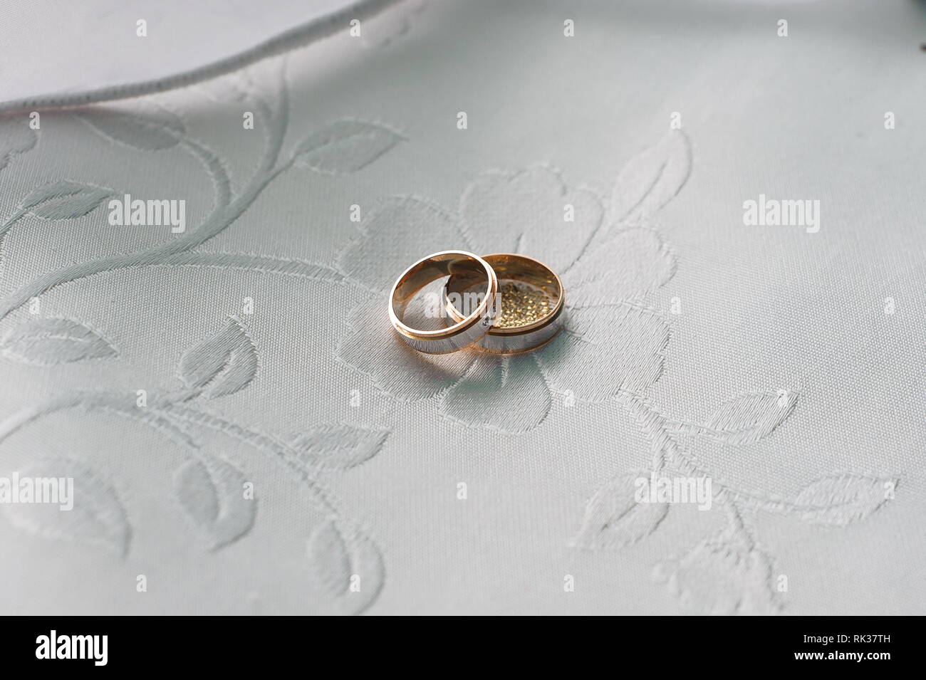 Mariage anneau comme un symbole sur le tableau blanc. Banque D'Images