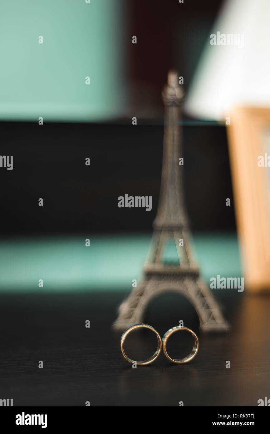 Anneau de mariage comme un symbole sur une table Banque D'Images