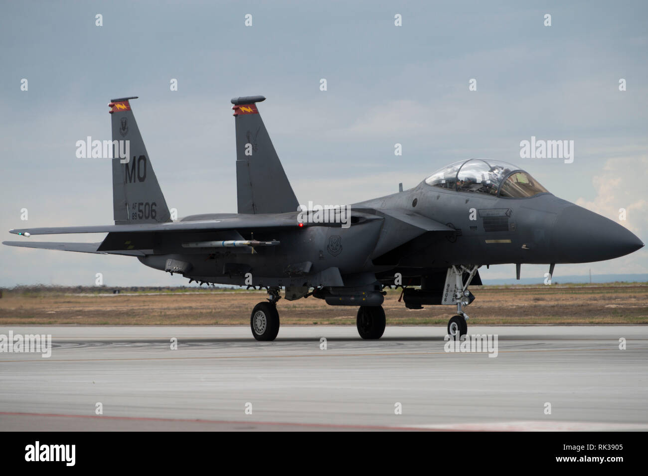 Un F-15E Strike Eagle taxis à la piste au cours d'un exercice, le 23 mai 2018 à Mountain home Air Force Base, Texas. Gunfighter Flag 18-2 englobe aussi bien les la Composante aérienne belge et de l'Idaho Civil Air Patrol. (U.S. Air Force photo par un membre de la 1re classe JaNae Capuno) Banque D'Images
