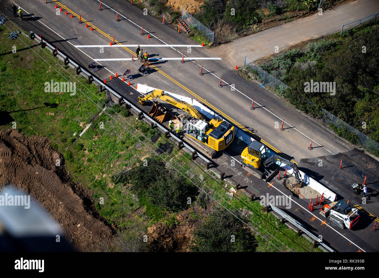 Une vue aérienne de la construction et de deux voies de circulation à la route au site doline Carnes Marine Corps Base Camp Pendleton, en Californie, le 8 février 2019. La doline développé dans la route au début de la semaine après de fortes pluies a frappé Camp Pendleton. (U.S. Marine Corps photo par le Cpl. Dylan Chagnon) Banque D'Images