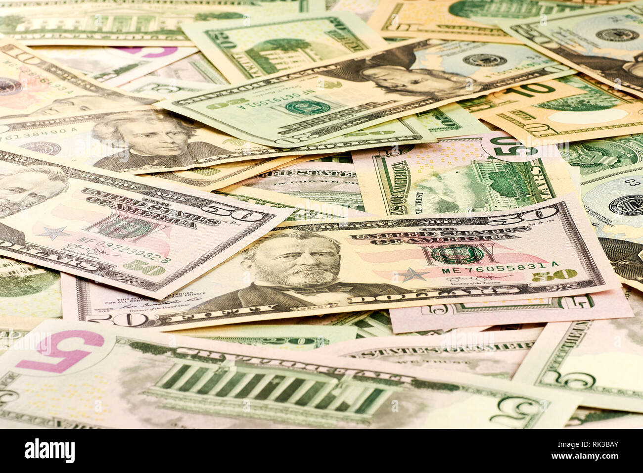 Une vue rapprochée d'une pile d'entre nous cinq et dix, vingt et cinquante dollar bills Banque D'Images