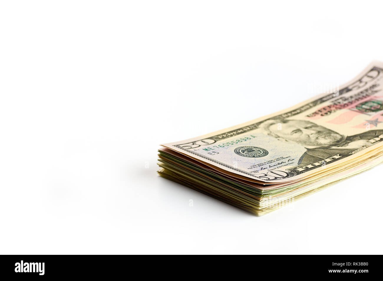 Vue rapprochée d'une pile de billets de dollars US cinquante, isolé sur fond blanc Banque D'Images