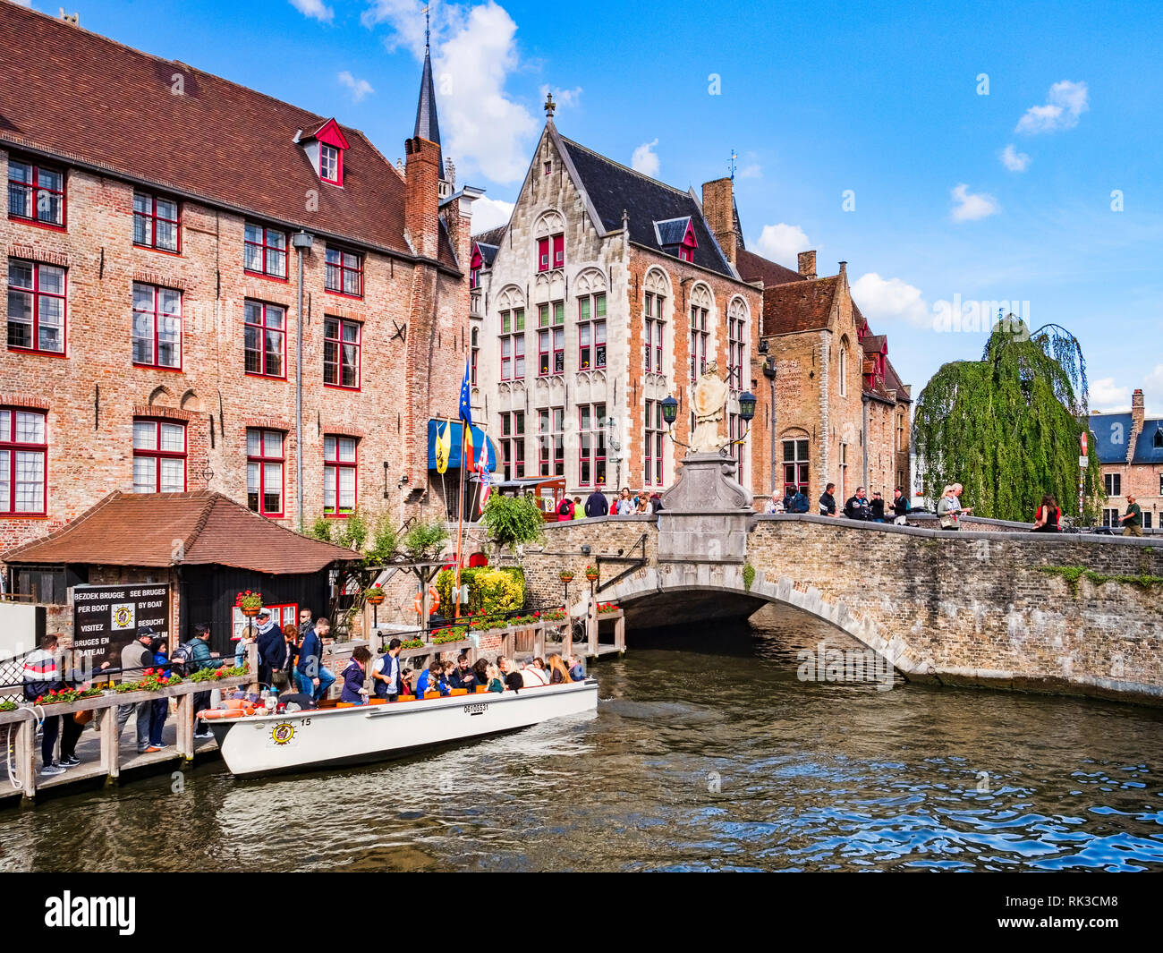 25 Septembre 2018 : Bruges, Belgique - Les touristes à bord d'un bateau d'excursion sur le canal par le pont de Wollestraat à Bruges. Banque D'Images