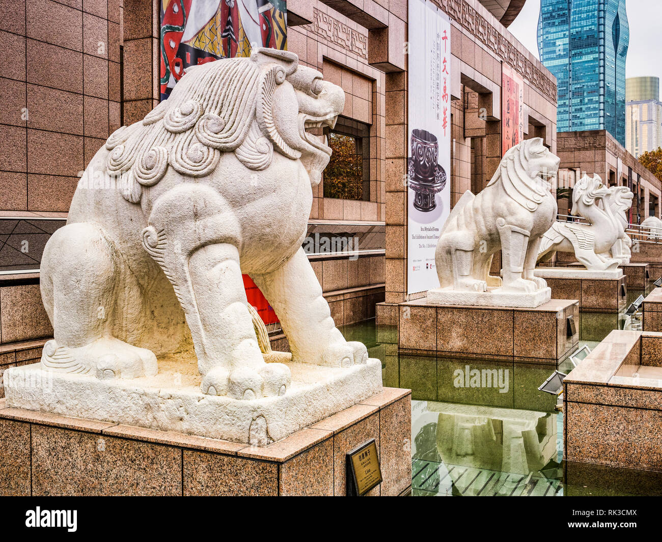 2 décembre 2018 : Shanghai, Chine - Sculptures sur l'animal mythique et légendaire à l'extérieur de l'entrée principale du musée de Shanghai. Banque D'Images